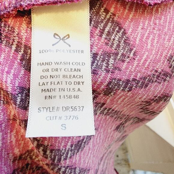 EVERLY V NECK GEOMETRIC FUSIA PINK/BLACK SLEEVELESS SIZE SMALL - Picture 6 of 6